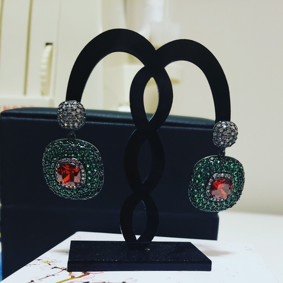 Earings - Picture 2 of 3